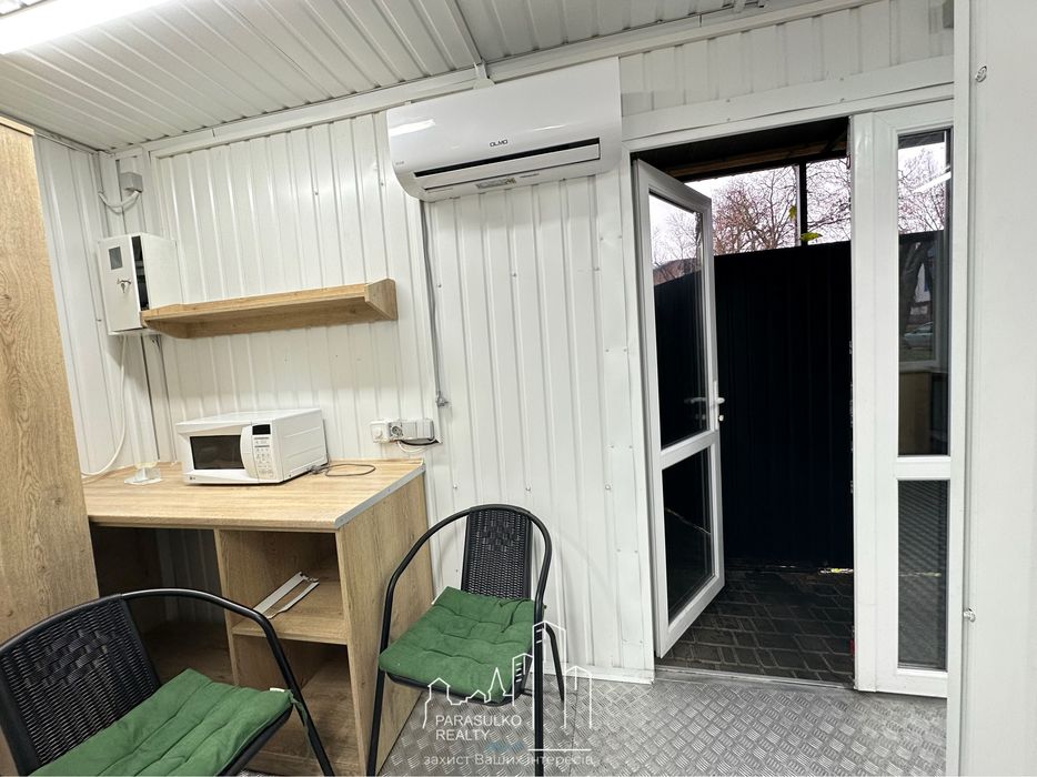 Здам в оренду фасадне приміщення під кафе/фастфуд.