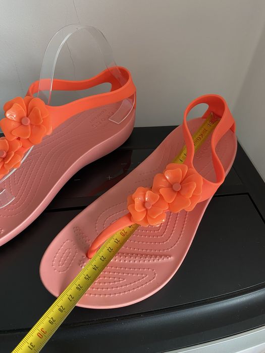 sandały Crocs Serena Embellish Flip w kolorze Bright Coral r.42/43 W11