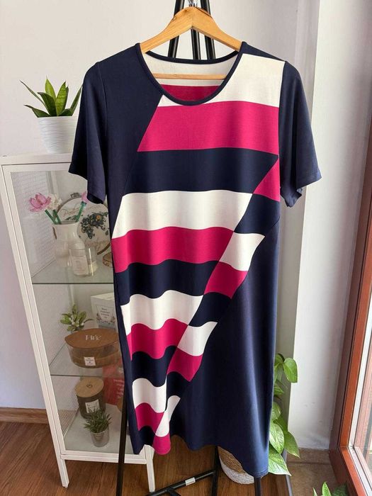 Zwiewna sukienka z wiskozy plus size geometryczny wzór