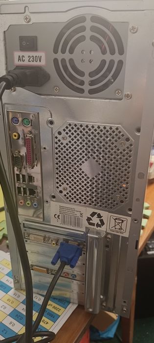 Komputer stacjonarny z monitorem