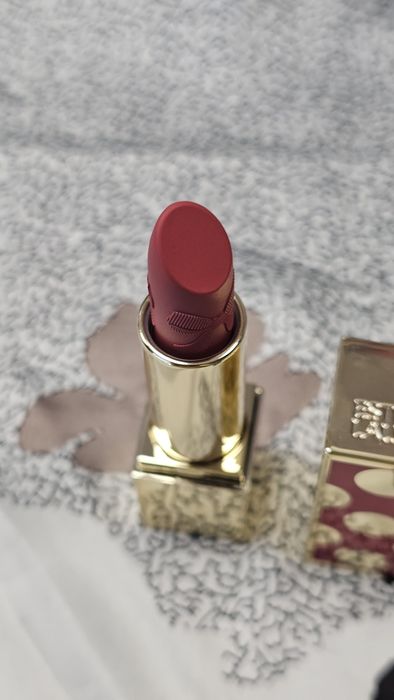 Estée Lauder Limited Edition Lipstick w odcieniu Velvet Ribbon.