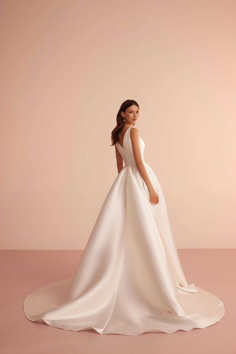Piękna suknia ślubna Ariamo Bridal
