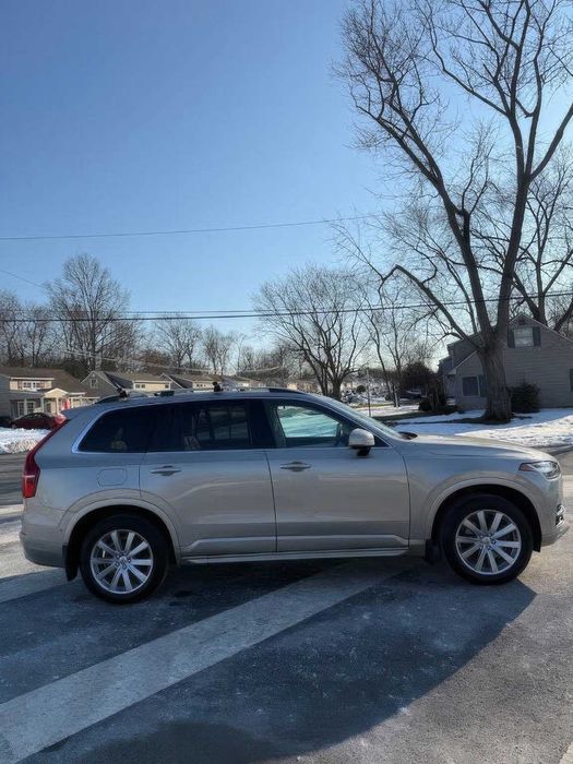 Volvo XC90      2022