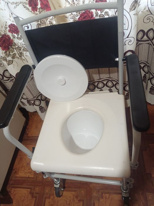Крiсло- стiлець для туалету  на колесах