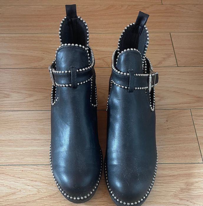 Botins pretos com brilhantes