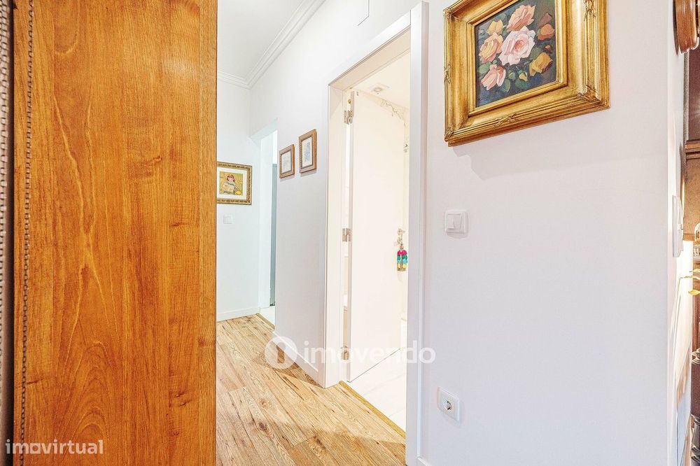 Apartamento T3 Duplex, com estacionamento, no Condomínio do Loural