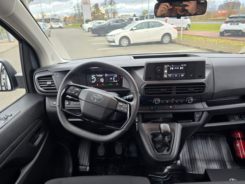 Wynajem busa 9-osobowego Toyota Proace Verso 2.0