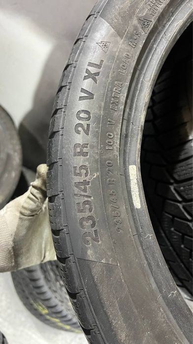 Пара зимовоі гуми 235/45/20 Continental