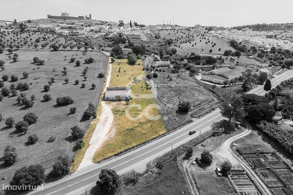 Quinta de 0,6 ha c/ Armazém e Moradia T3 para Recuperar em Arraiolos,
