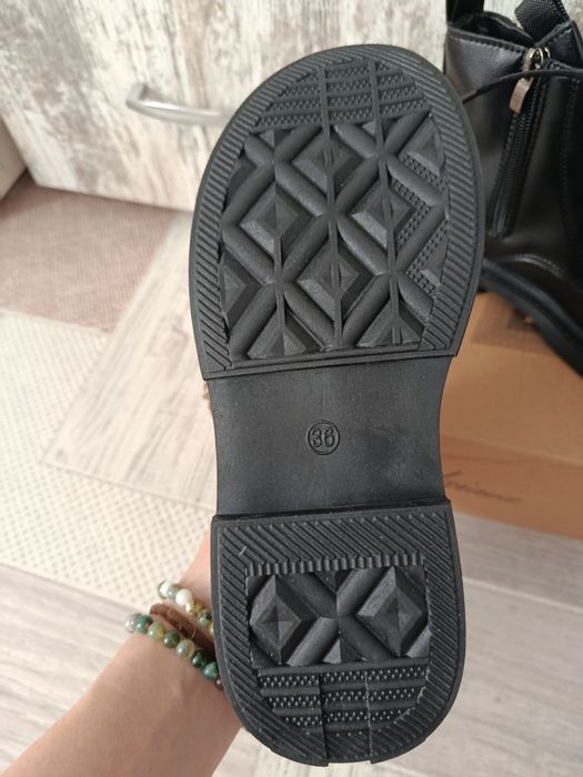 Нові ботінки для дівчинки