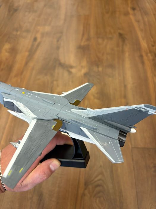 Літак винищувач СУ24 ( без розпізнавальних знаків ) маштаб 1:72