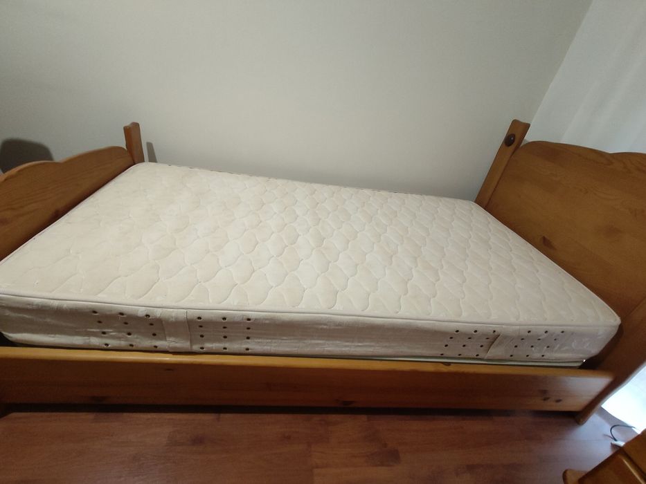 Mobília de quarto em madeira maciça