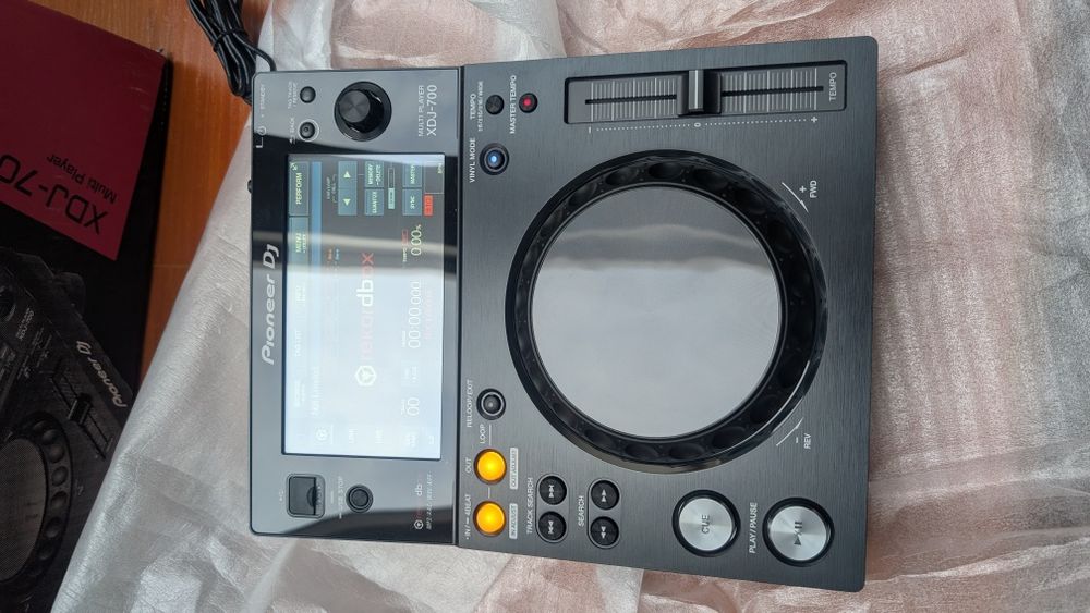 Nowy odtwarzacz Pioneer XDJ-700 (karton, nóżki, zasilacz, kable, instrukcje)
