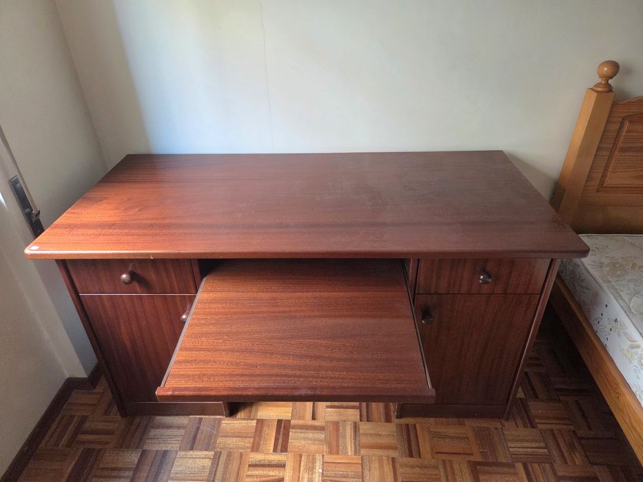 Secretária de mogno com muita arrumação