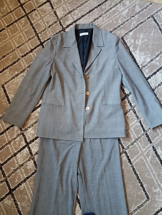 р.50-52,ціна -300 грн,