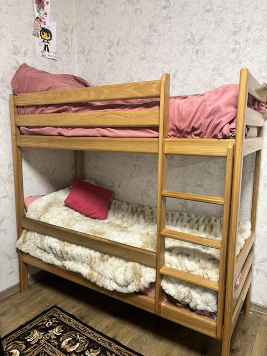 Деревʼяне двоярусне ліжко