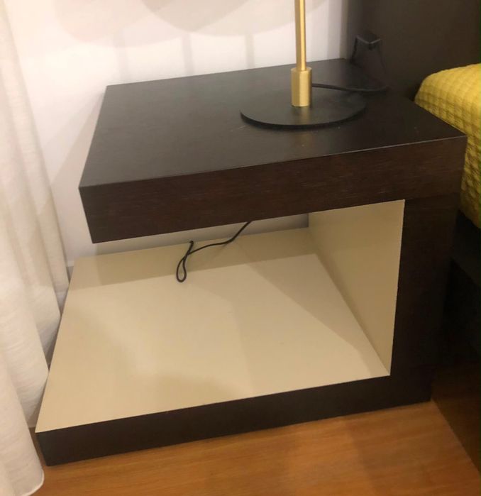 Mobília de quarto de casal (cama + mesinhas de cabeceira + espelho)