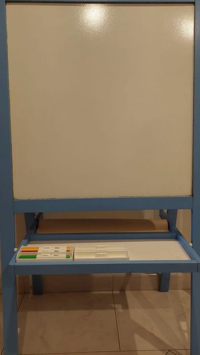 Cavalete Ikea para criança com rolo selado
