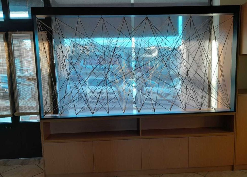 Movel/montra com separador