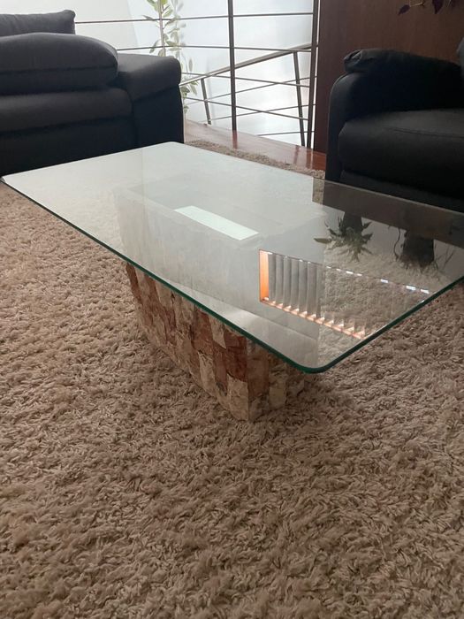 Mesa de centro com base em pedra e tampo em vidro