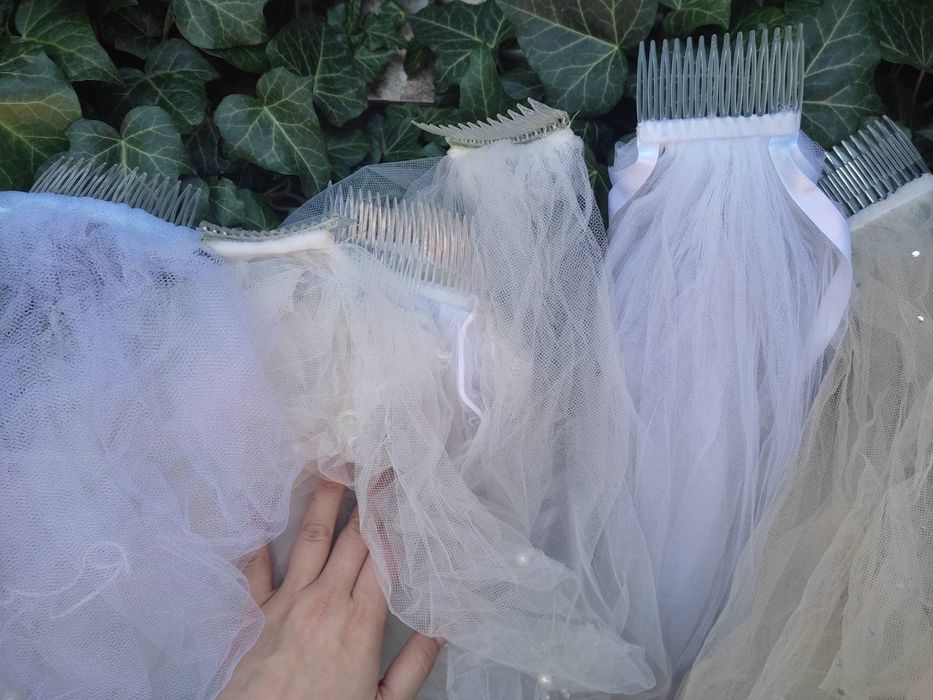 Фата білого та молочних кольорів