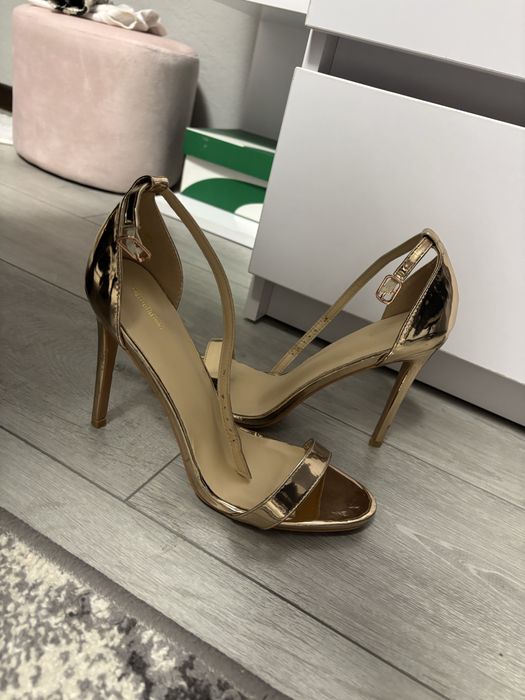 босоніжки на каблуку золоті високий каблук