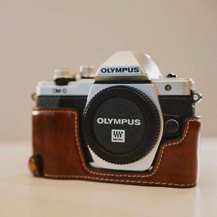 Câmera Olympus OM-D E-M10 Mark II com objetiva 25mm f2