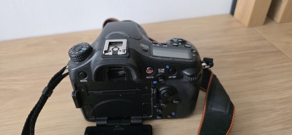 Aparat Sony Alpha 77, body, obiektyw +  ładowark