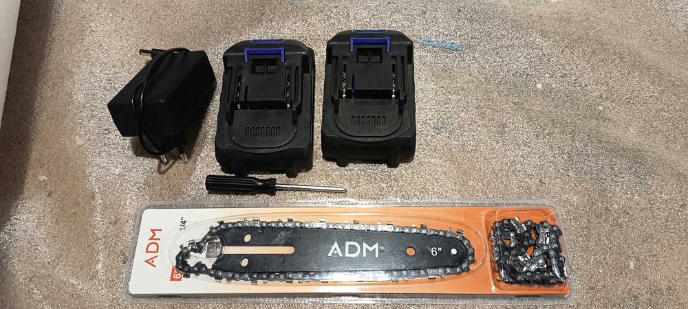 Mini electric chain saw