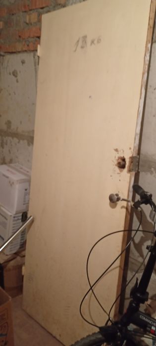 Дверь деревянная тяжелая