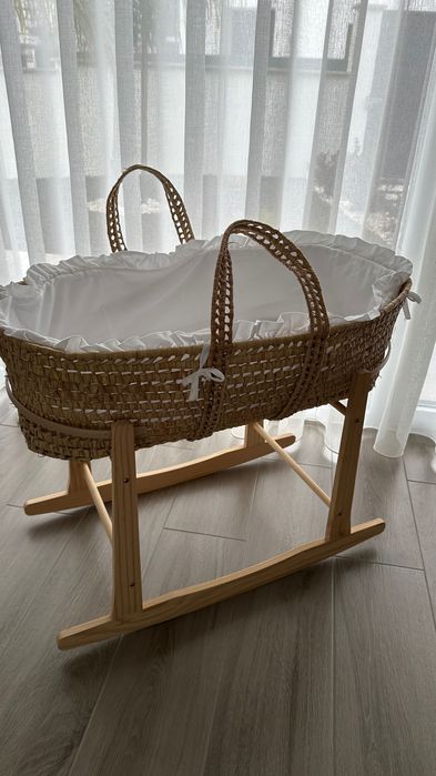 Alcofa em verga com suporte