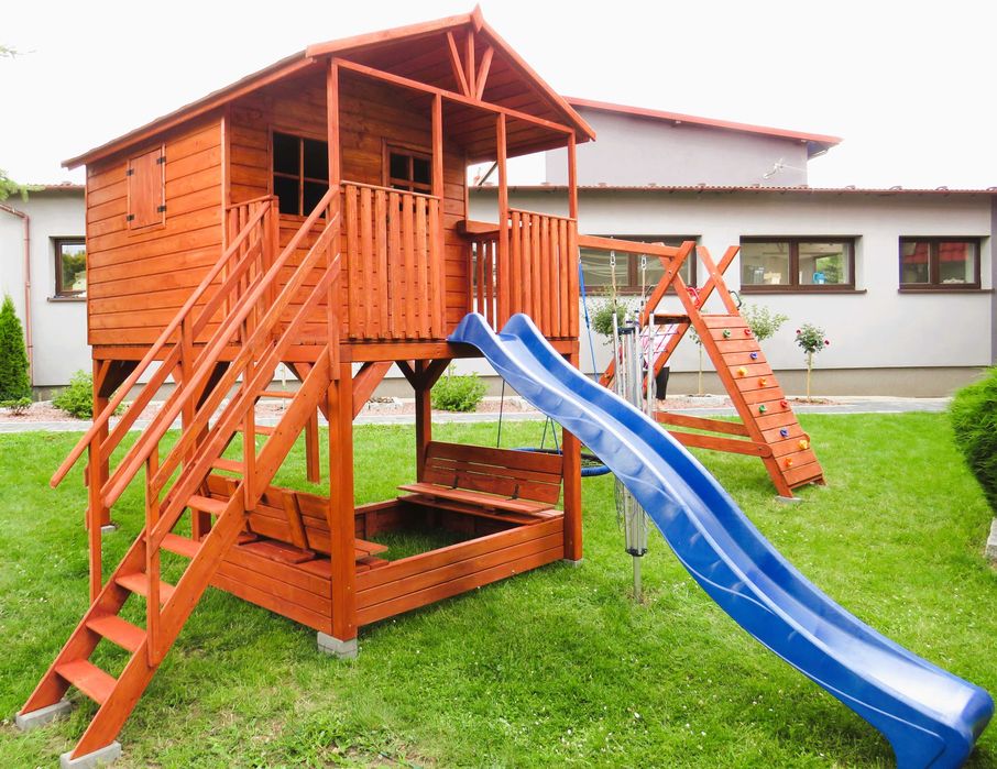 Duży domek z tarasem 2*3m , Plac zabawna podwyższeniu Dodatki: Ślizg/Zjeżdżalnia 3m, Huśtawka, Piaskownica, Ściana wspinaczkowa,  Stolik z ławeczkami
