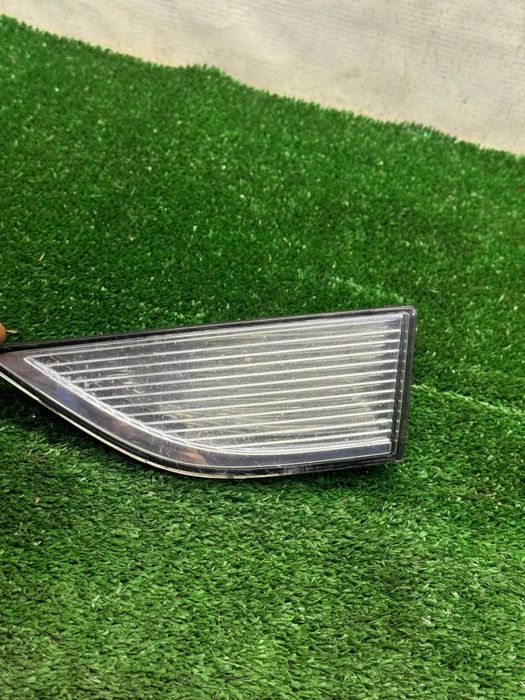 Світловідбивач (катафот) передній лівий Volkswagen Passat b7 USA 10-14