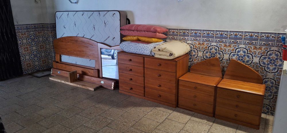Cama casal, 2 mesas de cabeceira, Estrado, Colchão, Cómoda e Espelho