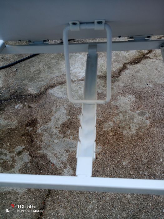 Tabuleiro de refeição tem posição para tablet ou para ler um livro.