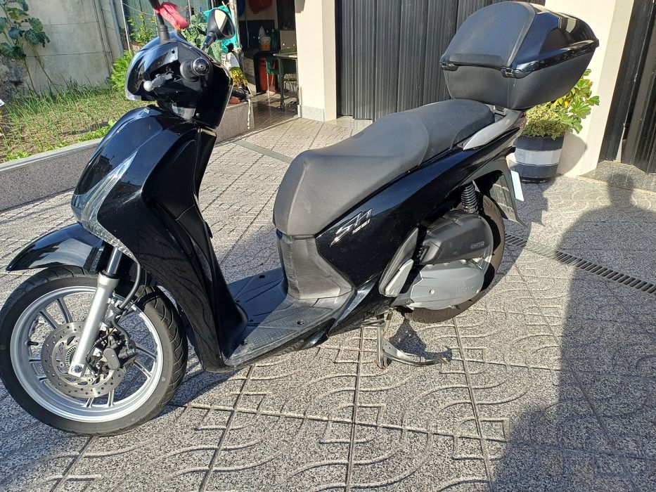 Honda SH 125 preta