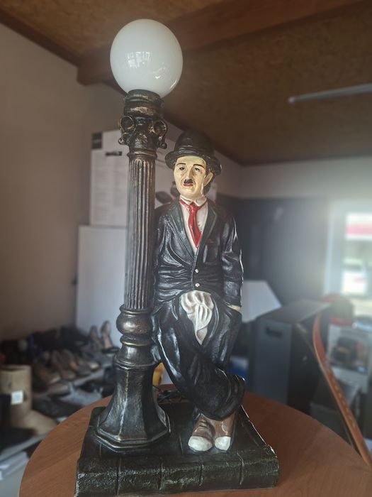 Статуетка Чарлі Чапліна із підсвіткою.