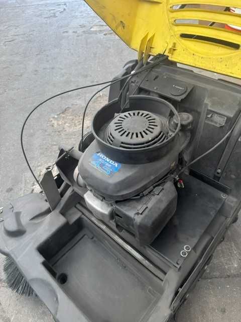 Varredora Kärcher KSM 750  Motor Honda a gasolina  Só 260 horas com escova suplente