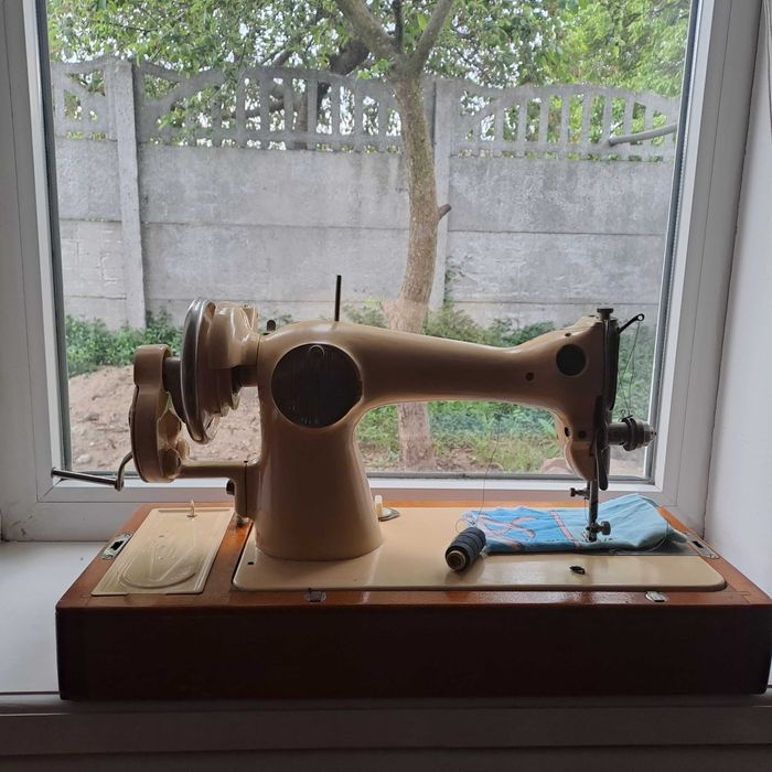 Швейна машинка,ручна.