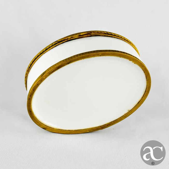 Caixa oval em porcelana europeia e metal dourado, séc. XIX