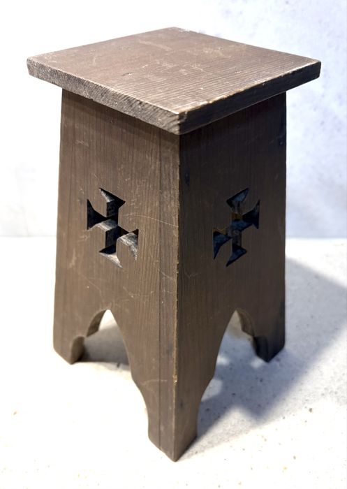Antigo pequen pedestal em madeira para uma escultura religiosa / Santo