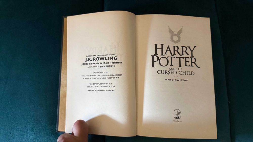 Livro "Harry Potter and the Cursed Child"