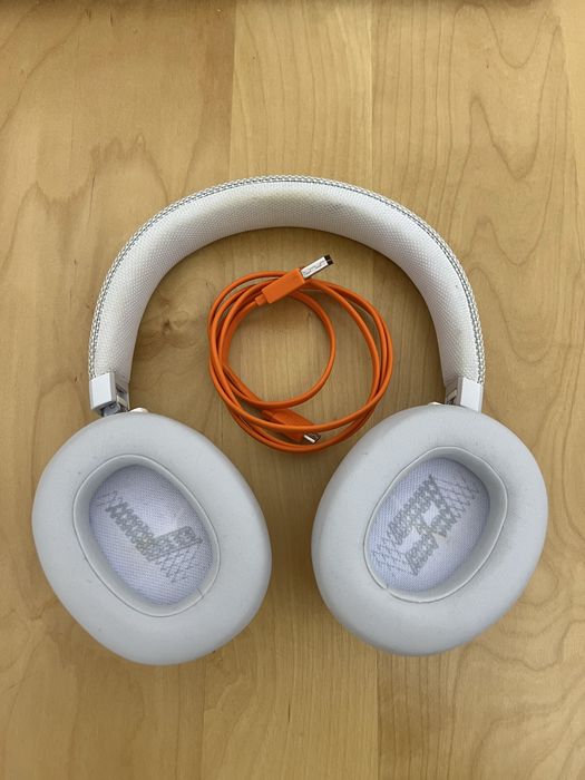 JBL Live 650 brancos