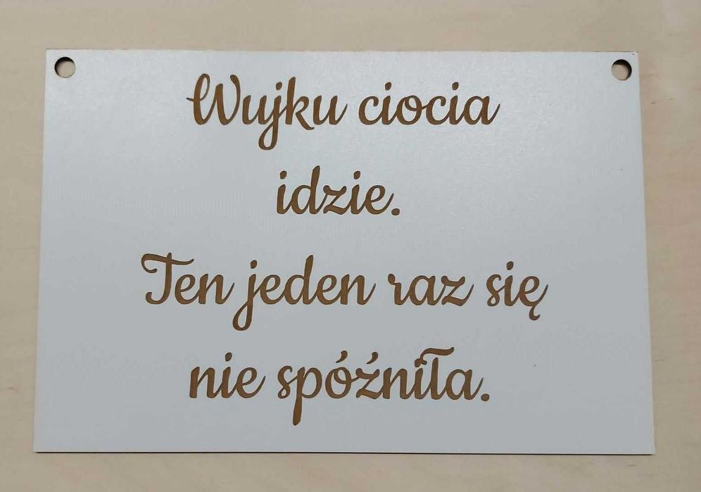Tabliczka Wujku ciocia idzie. Ten jeden raz się nie spóźniła!  20x30cm