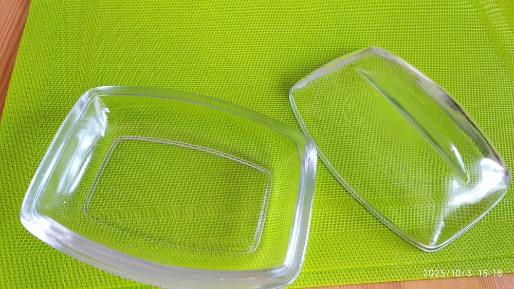 Maselnica szklana PRL, naczynie z pokrywką, lekko uszczerbiona