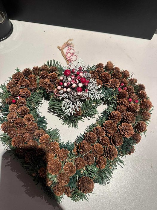 Sztuczny wieniec w kształcie serca z szyszek