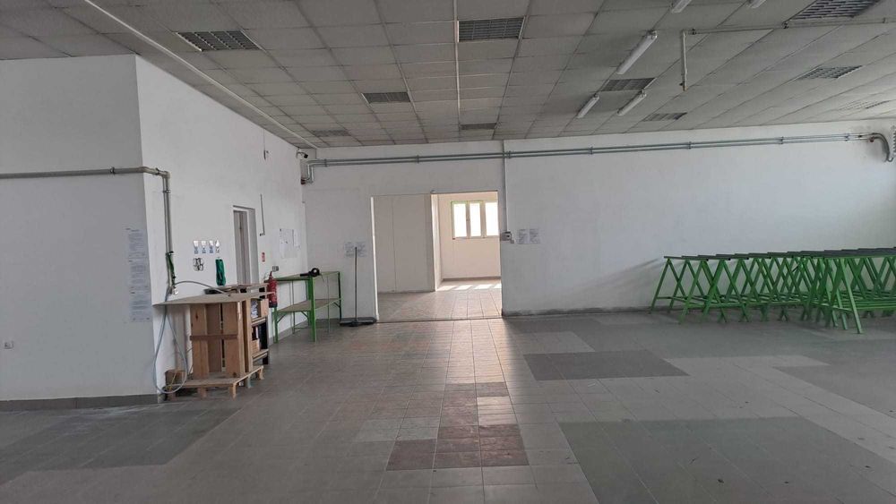 Magazyn 496 m² z biurem z zapleczem socjalnym i rampą – wynajem