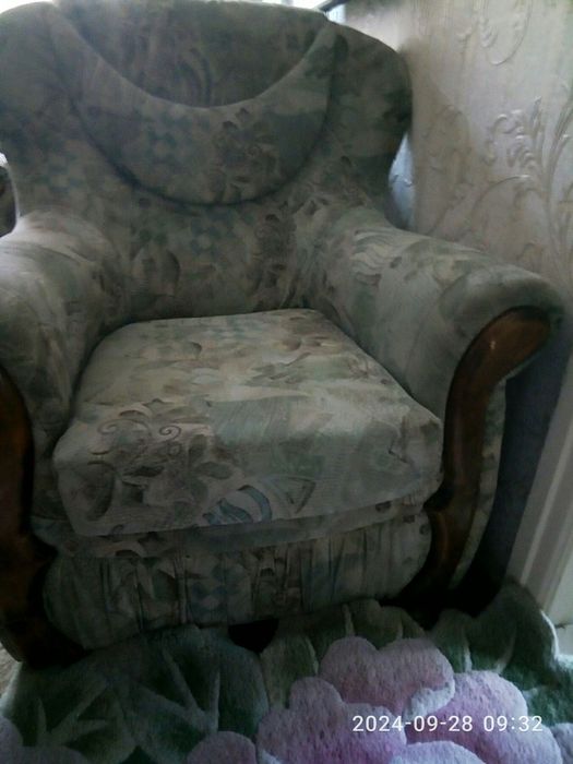 Добротное велюровые кресло за 900 грн.
