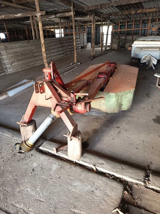 Vendo trator com alfaias agriculas