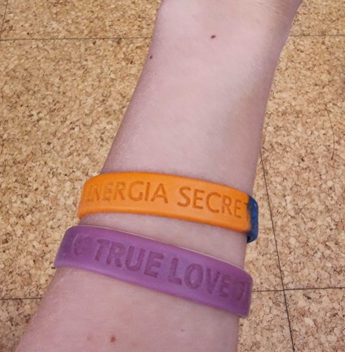 Duas pulseiras elásticas